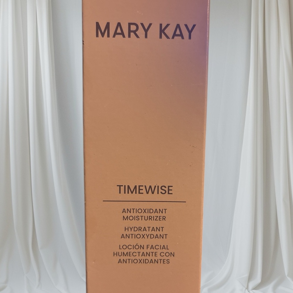 Mary Kay Timewise Antioxidant Moisturizer in Pink and White